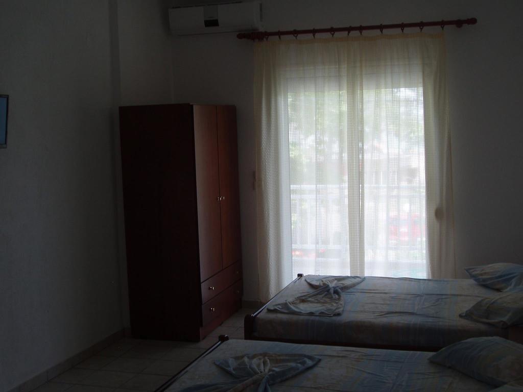 Prionas Studios Paralia Skotinis Room photo